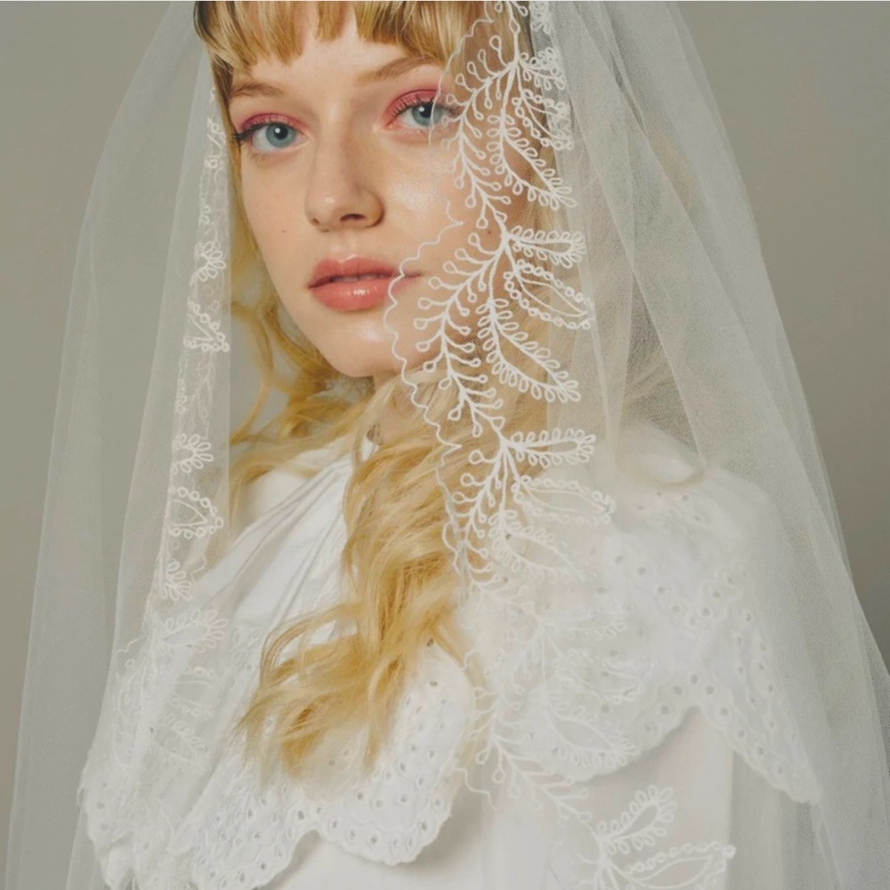 OFRENDA MIMOSA ORNAMENTAL EMBROIDERED 44” FINGERTIP IVORY VEIL